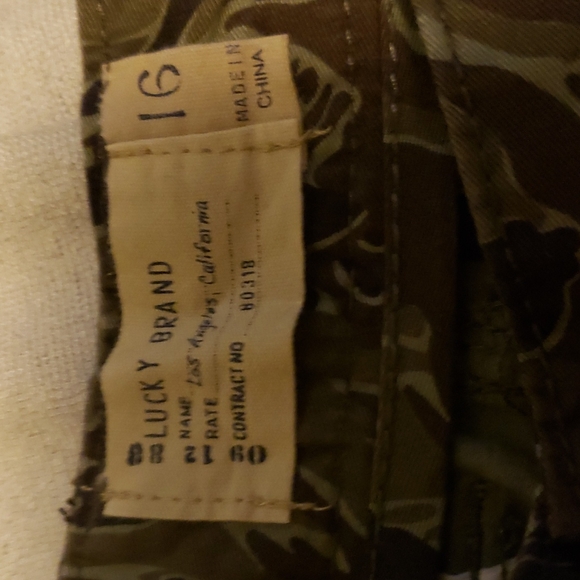 Lucky Brand size 16 NWT camoflage cargo shorts - Picture 2 of 5